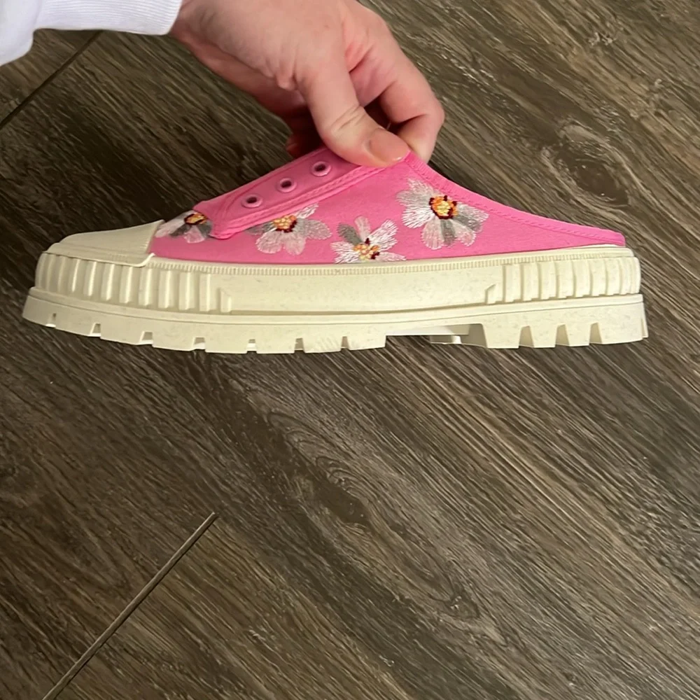 Shoe Republic LA Hot Pink Daisy Embroidered Slip-On Platform Sneakers